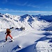 Tiefblick zum Gotthardpass. Der stark eingepackte Skitüürler zeigt die kalten Verhältnisse auf dem Gipfel an....eine lange Pause wollte ich hier nicht einlegen.