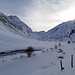 Langsames vor sich hingleiten über viele Kilometer entlang der Passstrasse. Ein eigenartiges Skifahren, das aber viel Zeit für das Geniessen der Landschaft lässt.