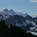 Aussicht ca. von Schatters Schwyberg nach SW zu Tsermon, Vanil Noir, Dent de Folliéran und Dent de Brenleire (von rechts) über Les Dents Vertes