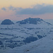...und nach NE zu Guggershörnli (dem seinerzeit kein geringerer als Erhard Loretan seine Ehre erwies) und Schwendelberg (Foto vom 12.1.2025)