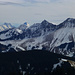 Gipfelaussicht von La Berra nach E zu Kaiseregg und Stierengrat, hinter dem Schafarnisch der Eiger, links davon Lauteraar- und Schreckhorn
