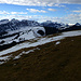Fehlen nur noch die Kühe...der Gross Schwyberg ist sonnseitig fast aper, erst an Schatters und Fuchses Schwyberg scheint wieder genügend Schnee zu liegen. Dafür sieht man die Préalpes umso besser...von links Les Trois Dents. Chaîne de Lys, über den Les Dents Vertes Vanil Noir- und über Les Recardets die Schopfenspitz-Gruppe