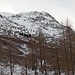Links oben ist eine Anstiegsmöglichkeit zu sehen, aber im unteren Bereich ginge es im buschbewachsenen Hang aufwärts und außerdem liegt zu wenig Schnee.