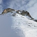 Es folgt eine Passage im teils hart gefrorenen, glasigen Schnee (rechts bei den Steinen).