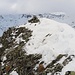 Auf dem Piz Marsch. Die hohen Berge in westlicher und nördlicher Richtung hängen bei beginnender Wetterverschlechterung bereits in Wolken.