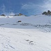 In diesem nach oben hin aufsteilenden Hang unterhalb des Piz Marsch erfolgt der Skianstieg. Wegen des wenigen Schnees sieht man steinige Bereiche.