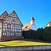Gern gesehen hätten wir den Monakamer Passionsaltar. Aber der befindet sich in einer evangelischen Kirche, und die sind bekanntlich geschlossen, in Monakam auch dann, wenn sie einen bekannten und sehenswerten Passionsaltar beherbergen. 