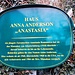 Traurig, dass der Name Franziska Schanzkowski heute nicht auf dem Schild vor dem Haus in Unterlengenhardt steht. Den Romanows, für die die ganze Angelegenheit allenfalls eine belanglose Unbequemlichkeit war, mag das egal sein, und die Nachkommen der Schanzkowskis wissen das vielleicht nicht einmal. Aber Anastasia, die nie in Unterlengenhardt war und dort auch sicherlich niemals hingekommen wäre, tut es Unrecht. Und Anna Anderson mag eine Betrügerin gewesen sein, aber Franziska Schanzkowski, ein junges Mädchen, traumatisiert vom Krieg und zerrüttet von Schicksalsschlägen, tut es ebenfalls Unrecht.<br />