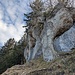 in Ramsten geht der Wanderweg an einer wuchtigen Nagelfluh Wand vorbei