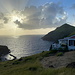 Unterwegs nach Zion's Hill - Rückblick in die Cove Bay. Während sich die Morgensonne noch versteckt, ist links das Schwimmbad (Ausgangspunkt unserer Tour) zu erkennen.