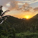 In Windwardside - Sonnenuntergang mit Palmen am Ortsrand.