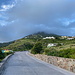 Unterwegs nach Zion's Hill - Die erste Etappe der Wanderung folgt der Hauptstraße der Insel, aka "The Road". Der Gipfel des Mount Scenery steckt derweil in Wolken.