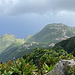 Mount Scenery (Hauptgipfel) - Ausblick an der höchste Stelle in etwa östliche/südöstliche Richtung. Bei etwas Nebel/Dunst ist auch Winwardside zu erkennen, wohin später unser Abstieg erfolgt.