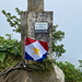 Mount Scenery (Hauptgipfel) - Der die kleine Insel dominierende Berg ist selbstverständlich deren höchste Erhebung. Die offenbar 1985 eingeführte Flagge Sabas besteht aus den niederländischen Grundfarben (rot/weiß/blau) und einem Stern für die Insel. Der Berg ist außerdem der höchste Punkt des Königreichs der Niederlande. Ein entsprechender Hinweis befindet sich an der Vermessungssäule. Nach aktuellen Messungen beträgt die Höhe 870 m (nicht 877 m, wie auf der Tafel vermerkt).
