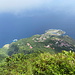 Mount Scenery (Hauptgipfel) - Ausblick in etwa nordöstliche Richtung. Dabei sind auch viele Stationen unseres Aufstiegs zu sehen: Cove Bay, der Flughafen, Zion's Hill und der Sandy Cruz Trailhead.