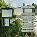 Im Abstieg auf dem Mount Scenery Trail - Ein weiterer Wegabzweig wird passiert (u. a. zum Crispeen Track), kurzzeitig ist auch die "Zivilisation" erreicht (Gebäude, kleine Straße). Wir tauchen aber erneut in den Wald ein, in Richtung Maskhorne Hill.