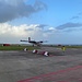 Bei Zion’s Hill - Auf dem kleinen Flughafen, E. Yrausquin Airport (SAB) ist gerade eine De Havilland Canada DHC-6-300 Twin Otter (WinAir) gelandet. In wenigen Minuten fliegen wir mit diesem Flugzeug zurück nach Sint Maarten.