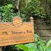 In Windwardside - Tafel am Trailhead, dem Ausgangspunkt, des Mount Scenery Trail. Dessen 1.064 Stufen liegen nun hinter uns.
