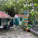 In Windwardside - In unmittelbarer Nähe des Ausgangspunktes des Mount Scenery Trail befindet sich der Saba Trail Shop. Hier bekommt man u. a. Souvenirs, Karten und Informationen zu Wanderungen.