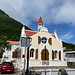 In Windwardside - Blick vorbei an der St. Paul's Conversion Church. Links ist die Flagge von Saba zu sehen, hinten der Mount Scenery.
