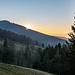 Die Sonne verschwindet hinter dem Dorfer Kapf bei Oberprechtal.