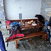 C'è un bel tavolo, ma non si è seduto nessuno, troppo freddo