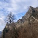 wenige Meter vor dem Eingangsbereich
