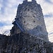 eine steile, schmalstufige Eisentreppe führt hinauf ins Innere des Turms