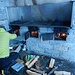 Accensione dei tre fuochi sotto la piastra di ghisa nel portico. (foto Gigi)