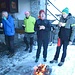 Trovata una piastra metallica, abbiamo acceso un fuoco anche all’esterno, di fronte al portico.