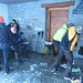 Raggiunto il portico del rifugio, si svuotano gli zaini ed iniziano subito i preparativi per il pranzo.