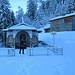 Nella parte alta dell’alpeggio, a ridosso del bosco, ecco a sinistra la chiesetta dedicata agli alpini e poco sopra il Rifugio Rododendro (m 1270).