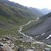 Der Weg schlängelt sich entlang des Alpeiner Bachs