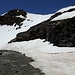Die erste Serpentine ging noch, aber hier kann ich unmöglich weiter auf dem Weg bleiben, das Schneefeld da vorne ist zu steil. Also andere Richtung...