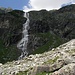 Durch die Karmauer unterhalb der Hütte stürzt ein mächtiger Wasserfall