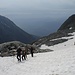 Die Route zum Piz Posta Biala führt weglos den Hang hinauf und bald beginnen die ersten Schneefelder