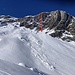 Markierung des Tunneleingangs. Im Zoom erkennt man zwei Tourengeher direkt vor dem Tunneleingang