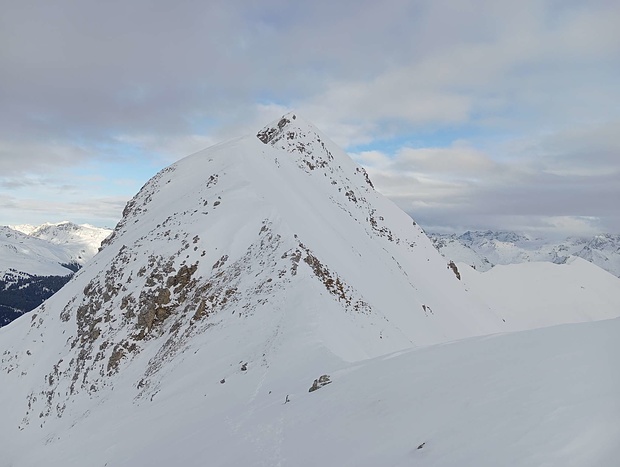 An der Scharte vor dem Steilaufschwung werde ich meine Skier zurücklassen.