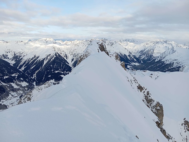 Blick vom Grat zum höchsten Punkt