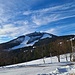 Blick auf den Großen Arber, wo auf den Pisten auch schon um Weltcup-Punkte gekämpft wurde. Die Schneelage ist mit 70 bis 90 cm um Längen besser als am Feldberg im Schwarzwald, der noch ein paar Meter höher ist.