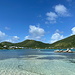 Petite Clef - Blick über die Bucht nach St. Martin. Aus dem seichten Wasser ragen einige Steinblöcke.
