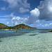 Petite Clef - Von hier geht's nun per Kajak weiter auf die Îlet Pinel, wo wir am westlichen Strand anlegen. Dieser ist bei derart schönem Wetter bestens besucht und viel mehr zum Baden als zum Fotografieren geeignet.