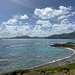 Unterwegs auf der Îlet Pinel - Ausblick im Gegenlicht über den südöstlichen Strand der Insel. Hinten ist der Ostteil von St. Martin zu sehen.
