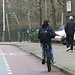 'handsfree bellen' ist laut holländischem Gesetz erlaubt. Also radelt der Kleine mit den Händen am handy, das Steuer lässt er 'handsfree'. Er onduliert dabei ganz prachtvoll über die Breite seiner Fahrspur.