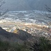 Vista la notevole pendenza del sentiero ci si alza rapidamente e qui, in questa apertura nel bosco, vediamo la Rocca e Vogogna.