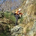Raggiunte e superate le baite di Pianoni (una di queste reca la data del 1843), intercettiamo il sentiero che collega l’Alpe Marona a Capraga e ci dirigiamo a destra. 