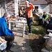Il momento del pranzo, che abbiamo consumato dove mi ero fermato due anni fa con Fabrizio e Luigi. In fondo si vedono Rosanna e Maurizio, arrivati qui poco dopo di noi; solo verso la fine del pranzo ci siamo riconosciuti come escursionisti che nell’ottobre del 2022 hanno pernottato insieme al Bivacco Mottac, nel centro della Val Grande. 