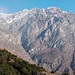 La vista sul Proman dai pratoni antistanti Curt Lùar è davvero spettacolare, mentre a sinistra si trovano la Cima Saler e il Pizzo delle Pecore.