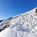 <b>Valanga insormontabile a quota 1660 m.<br />Sono costretto a tornare indietro per ottanta metri e a risalire il pendio lungo il sentiero estivo. La neve su questo fianco è ancora gelata e portante. </b>