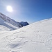 <b>La valle adesso si allarga e fino alla meta prevista il pericolo di valanghe mi sembra moderato. Non ci sono tracce, tuttavia non fatico molto, anche perché la pendenza non è eccessiva.   </b>